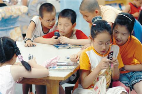 1469160678970.jpg 小学生玩手机.jpg